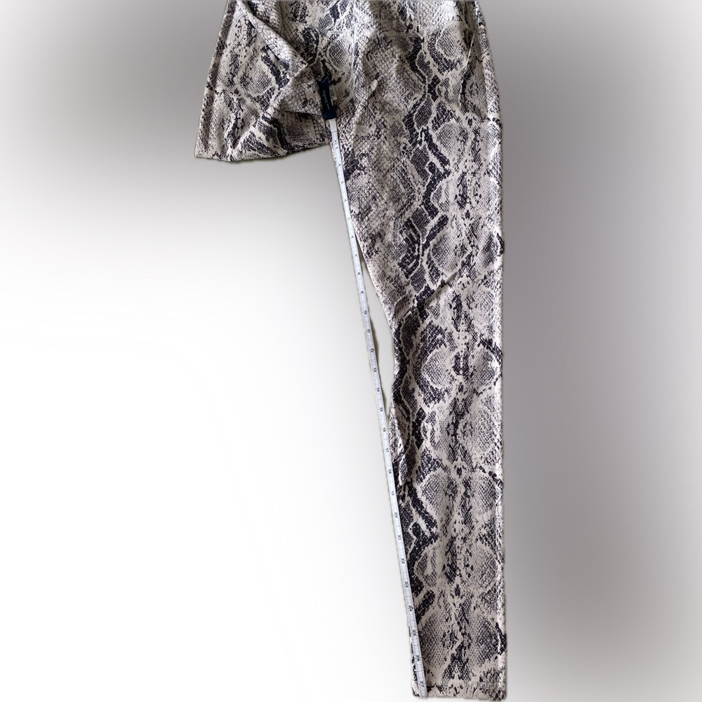 Alo Yoga  High Waist Vapor Snakeskin Legging  L  Bone NWOT - Picture 5 of 8